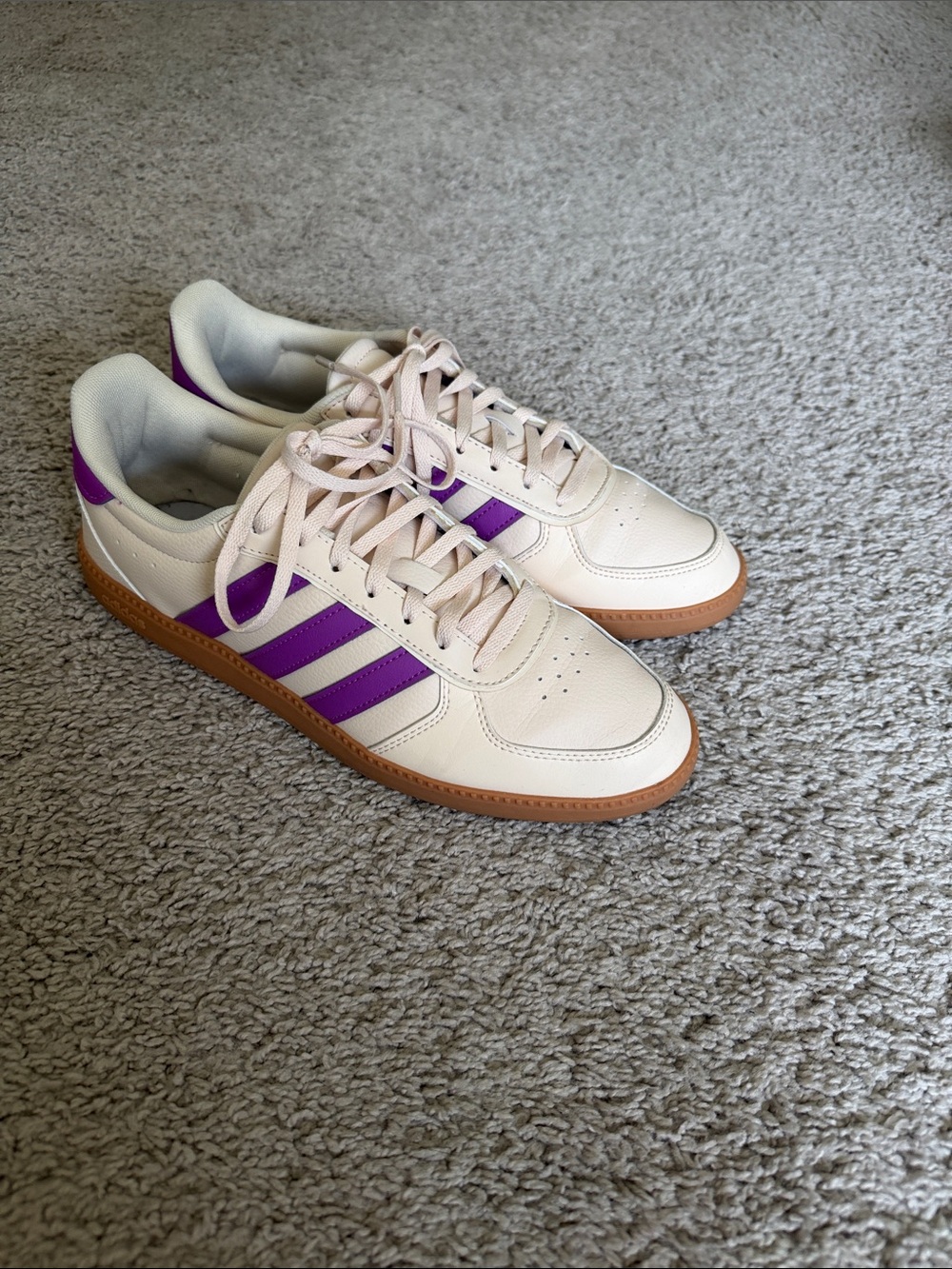 adidas breaknet sleekCream and Purple Low-Top Athletic Sneakers size 8.5